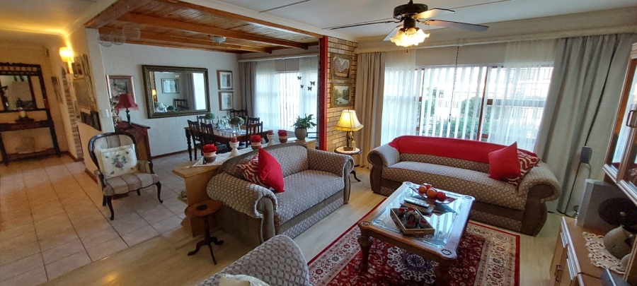 5 Bedroom Property for Sale in Wavecrest Eastern Cape